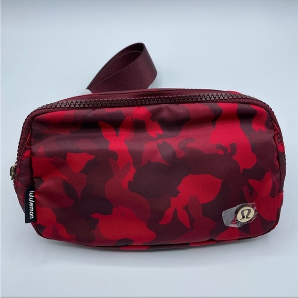 lululemon Everywhere Belt Bag Lunar New Year Red/Black - Picture 4 of 6